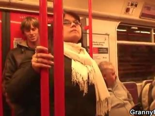 Hän poimii ylös povekas tyttö sisään the metro