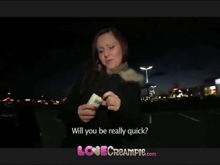 אהבה עוגית שלה כוס drips עם זרע 10 דקות לאחר סקס אטב ב מכונית