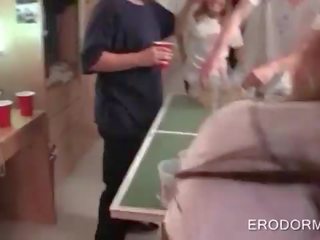 Universidade estudantes jogar adulto clipe jogos em um festa